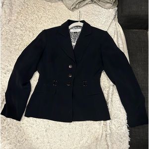 Tahari Arthur Levine size 2 in excellent condition. Black in Color.